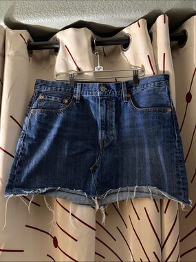 Levi's Blue Denim Frayed Hem Jean Shorts size 32